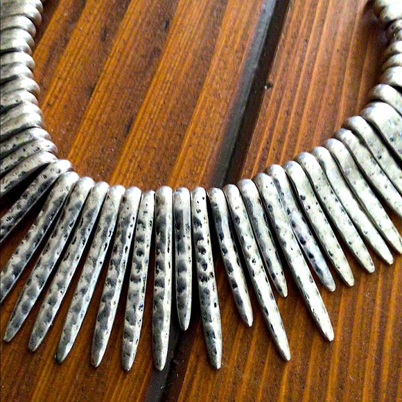 Silver-tone necklace w/dramatic sunburst of 61 hammered metal spikes. Unbranded - Picture 4 of 6